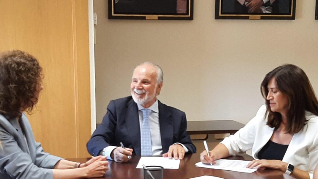 El decano del Colegio, Amador Sánchez, y la rectora de UDIMA, María Concepción Burgos firmaron el convenio con la asistencia de la presidenta del grupo UDIMA, Arancha de las Heras, de la vicedecana del Colegio, Victoria Hortelano y varios representantes de ambas instituciones.