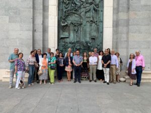 Encuentro de los Seminarios Didácticos del Colegio en una         visita a la catedral de La Almudena