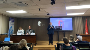 El colegiado Juan López Martínez presenta en el Colegio de Doctores y Licenciados su poemario «Más allá del amor».