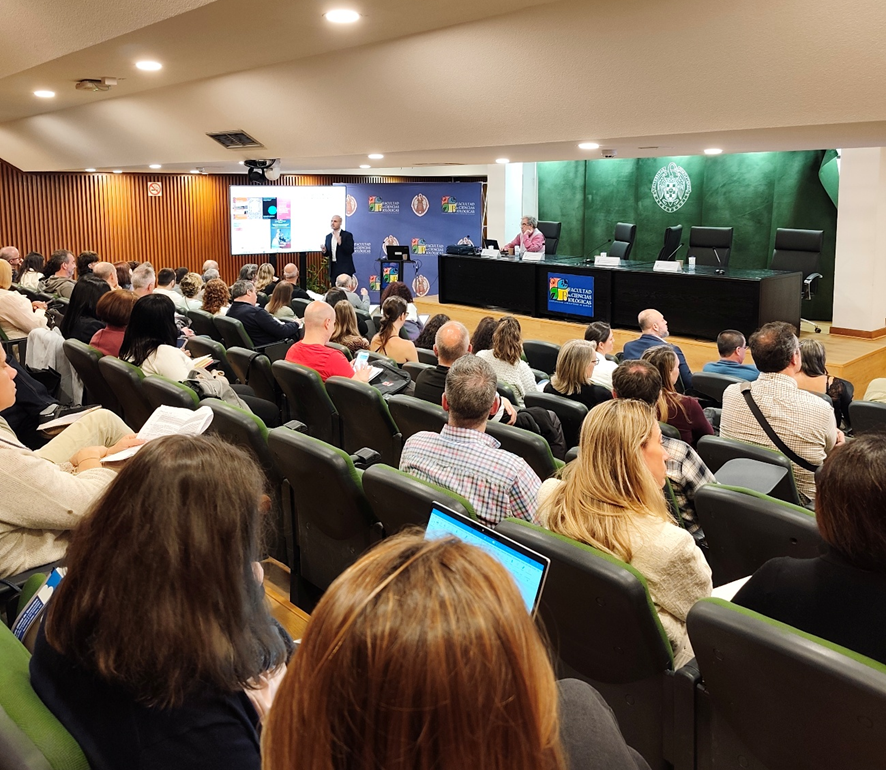 D. Luis Moreno Martínez imparte la conferencia inaugural sobre didáctica, historia y divulgación de la ciencia en el salón de actos de la Facultad de Ciencias Biológicas.