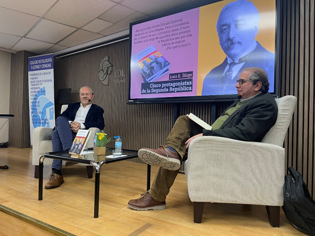 Luis E. Íñigo y Ricardo Cayuela durante el diálogo crítico sobre los protagonistas de la Segunda República y las causas del fracaso del régimen de 1931.


