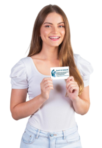 Mujer sosteniendo el carnet de colegiado de CDL