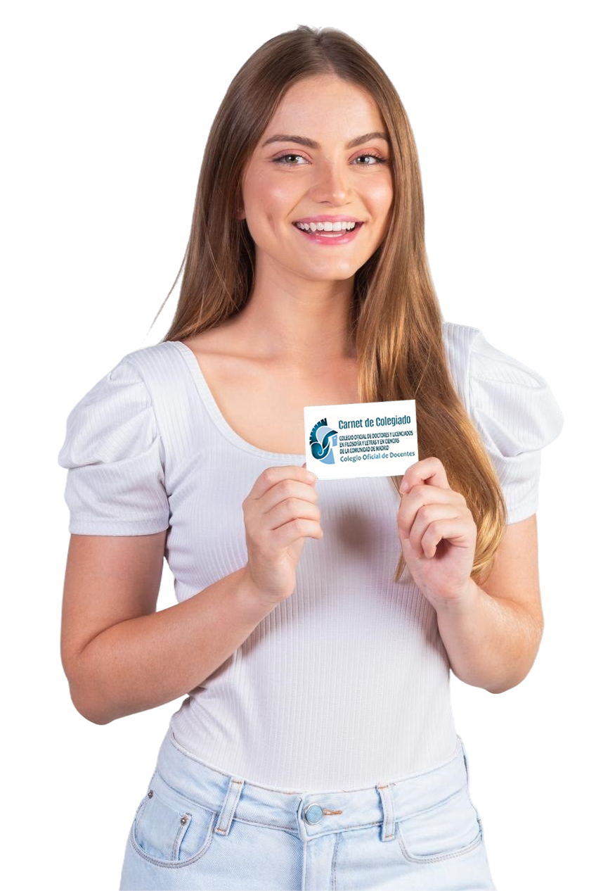 Mujer sosteniendo el carnet de colegiado de CDL